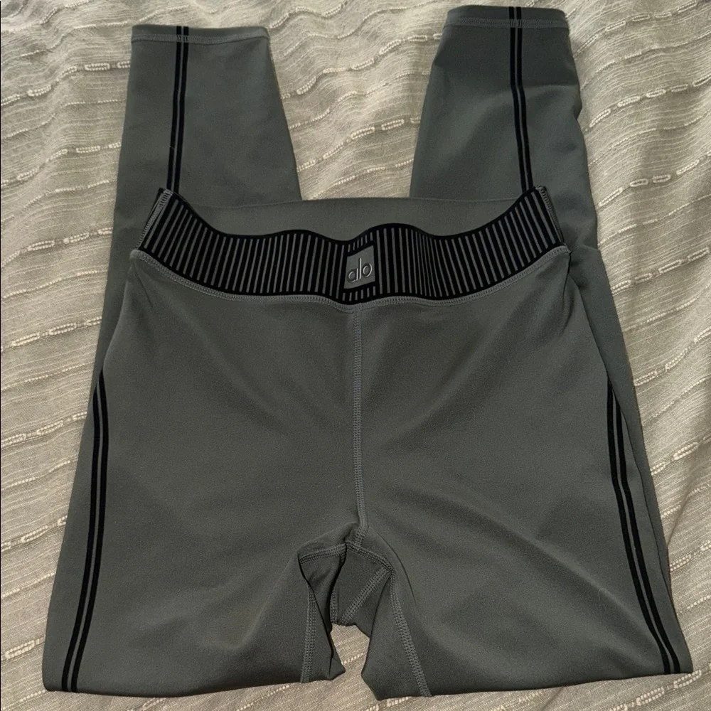 ALO airlift line up leggings dark cactus - Picture 2 of 6